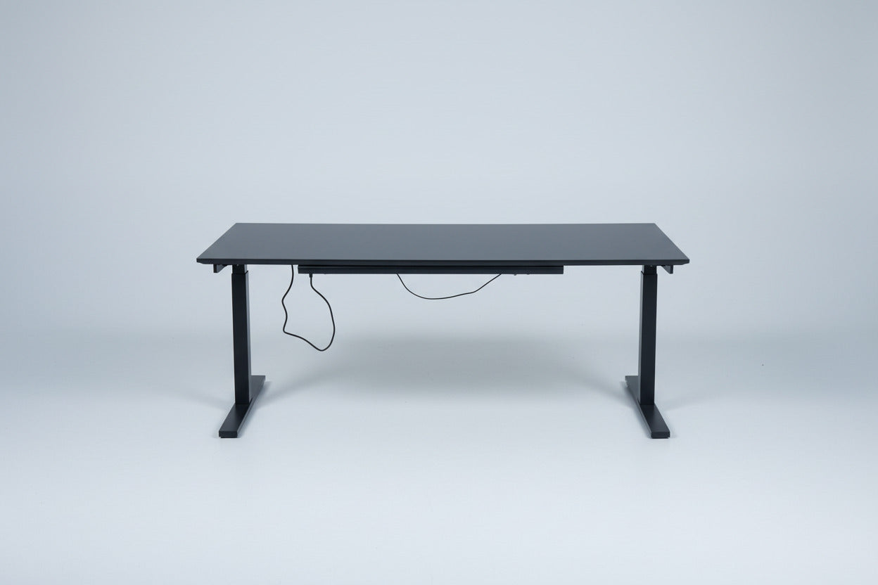 Dencon hæve-sænkebord 160x80 cm sort laminat med LINAK stel set forfra