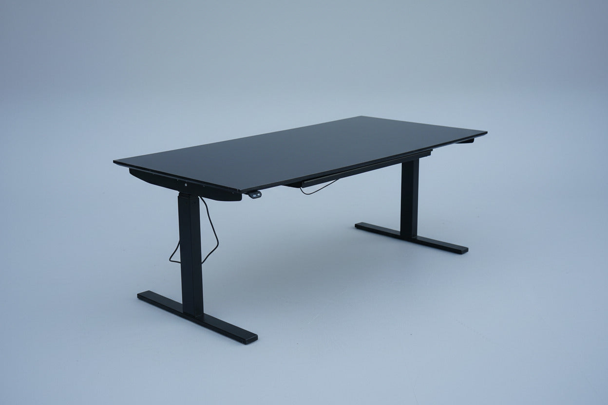 Dencon hæve-sænkebord sort laminat 160x80 cm i skrå vinkel