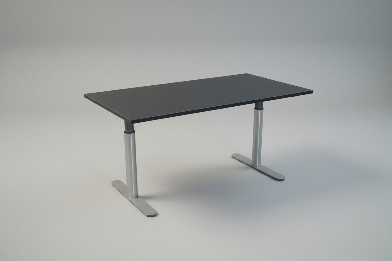 Dencon hæve-sænkebord 160x80 i sort linoleum med LINAK stel set skråt