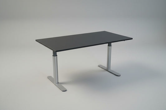 Dencon hæve-sænkebord 160x80 i sort linoleum med LINAK stel set skråt