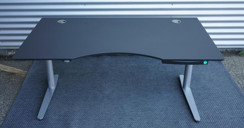 Frontbillede af Dencon hæve-sænkebord 160x90 med sort linoleum bordplade og gråt understel.