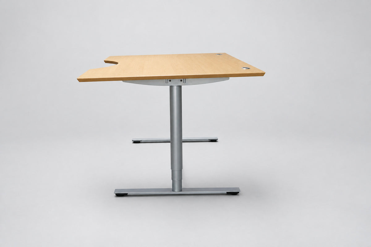 Dencon hæve-sænkebord 180x100 cm med mavebue, kabelgennemføring og gråt LINAK stel – set fra siden