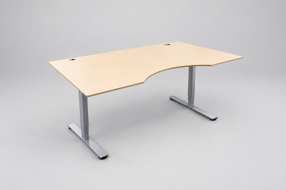 Dencon hæve-sænkebord 180x100 cm i ahornfinér med mavebue og gråt LINAK stel – skrå vinkel