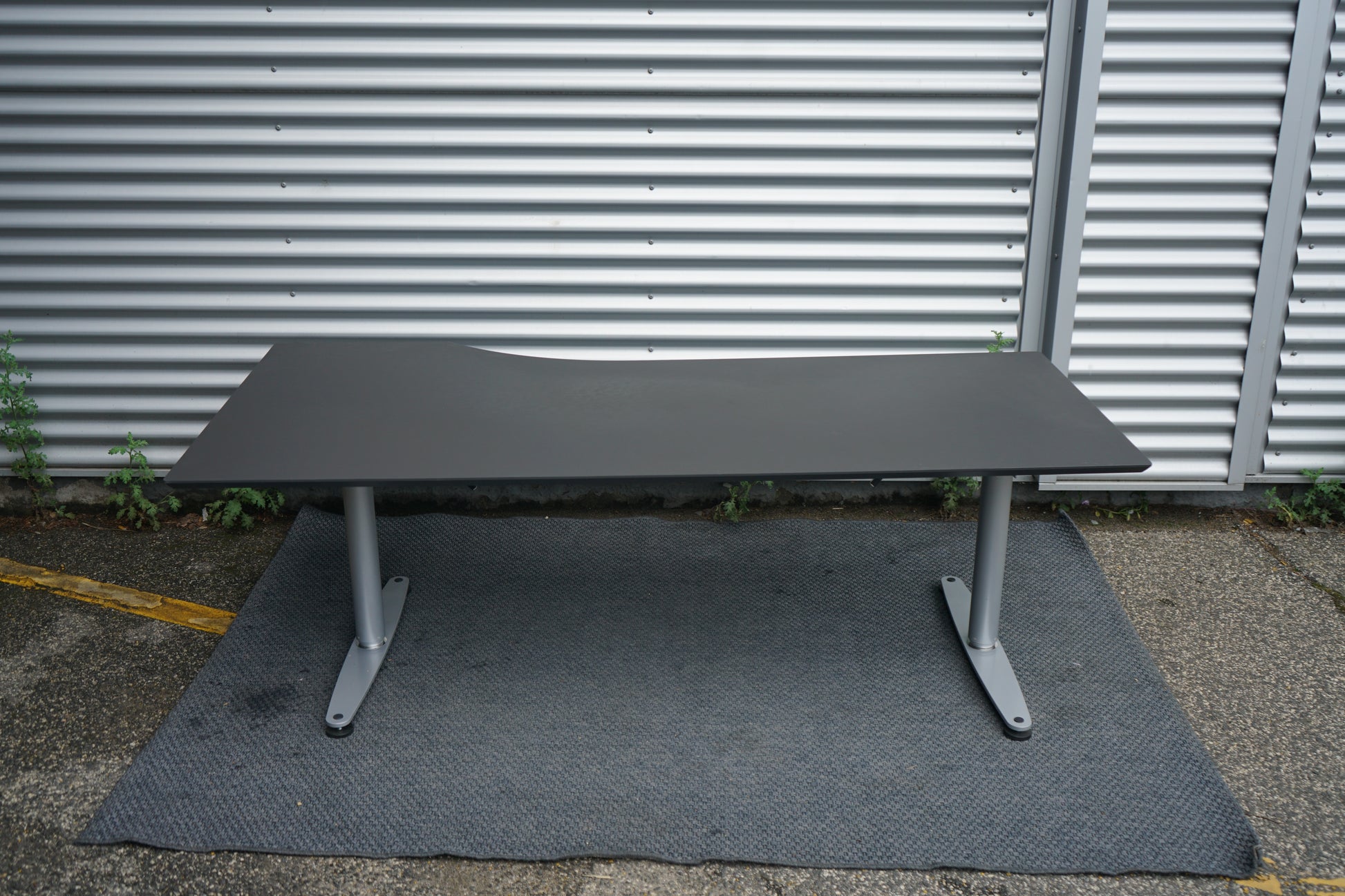 Bagfra visning af Dencon hæve-sænkebord 180x100 cm sort højrevendt med kabelbakke og stilrent design