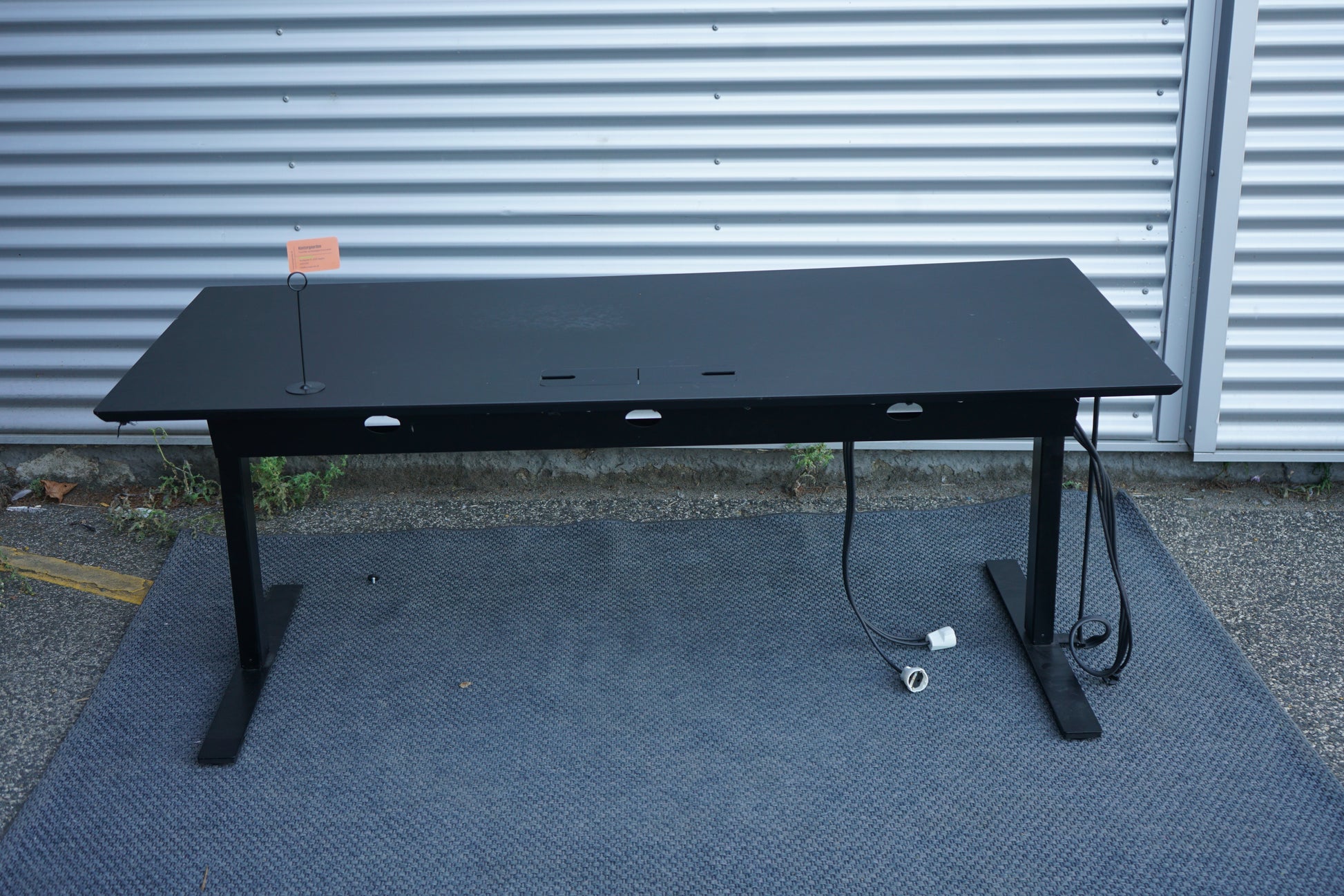Dencon hæve-sænkebord 180x80 cm – bagfra skrå vinkel med kabelgennemføring og robust understel