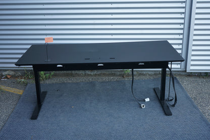 Dencon hæve-sænkebord 180x80 cm – bagfra skrå vinkel med kabelgennemføring og robust understel