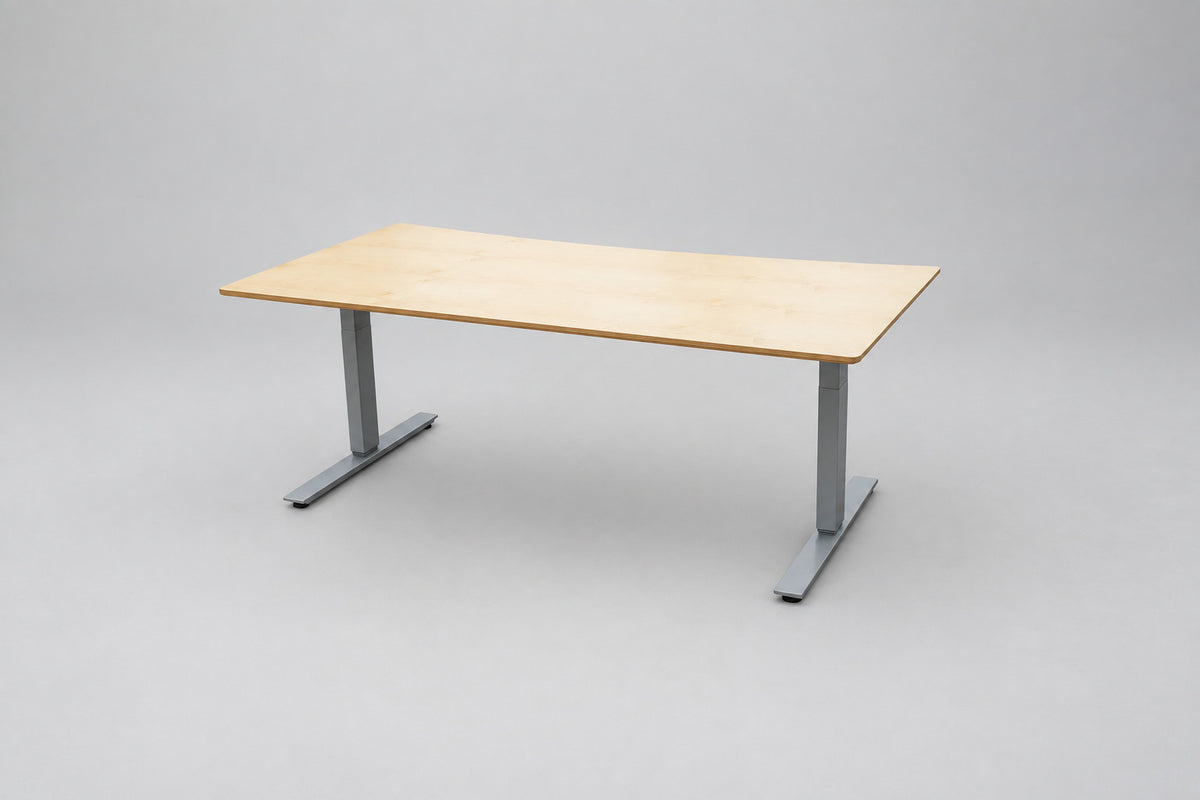 Dencon hæve-sænkebord 180x90 cm med ahornfinér, affaset kant og gråt LINAK stel – set bagfra