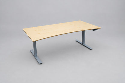 Dencon hæve-sænkebord 180x90 cm i ahornfinér med bred mavebue og gråt LINAK stel – skrå vinkel
