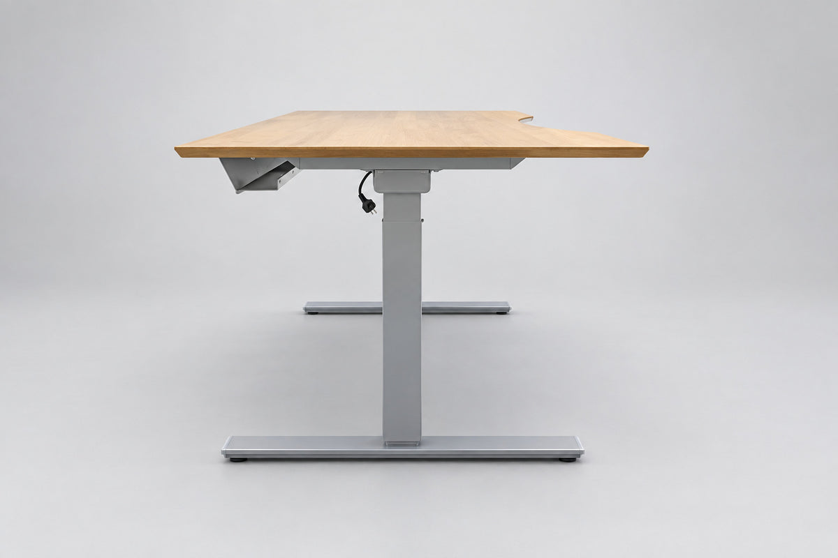 Dencon hæve-sænkebord 180x90 cm med ahornfinér, gråt LINAK stel og kabelbakke – set fra siden