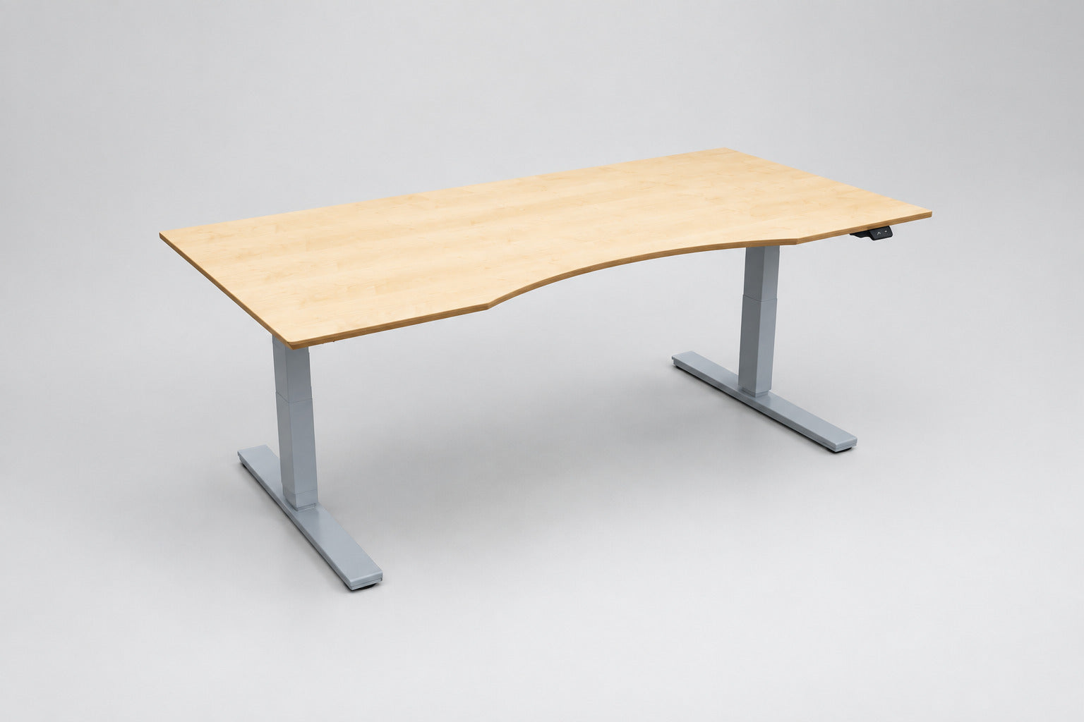Dencon hæve-sænkebord 180x90 cm med ahornfinér, mavebue og gråt LINAK stel – skrå vinkel