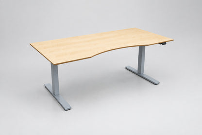 Dencon hæve-sænkebord 180x90 cm med ahornfinér, mavebue og gråt LINAK stel – skrå vinkel