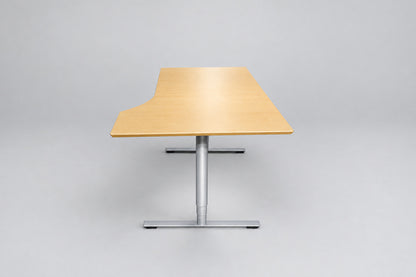 Dencon ergonomisk hæve-sænkebord 200x100 cm med højrevendt ahornbordplade og LINAK stel – set fra siden