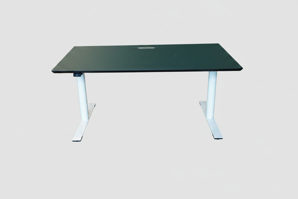 Dencon hæve-sænkebord 140x80 med grøn linoleum bordplade set forfra