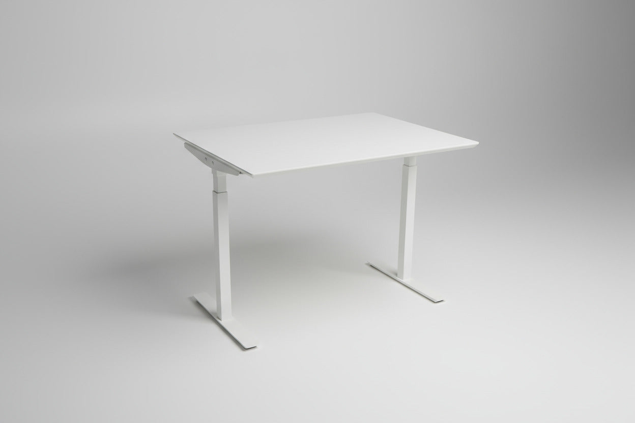Dencon hæve-sænkebord i hvid set forfra – 100x80 cm skrivebord i ny stand