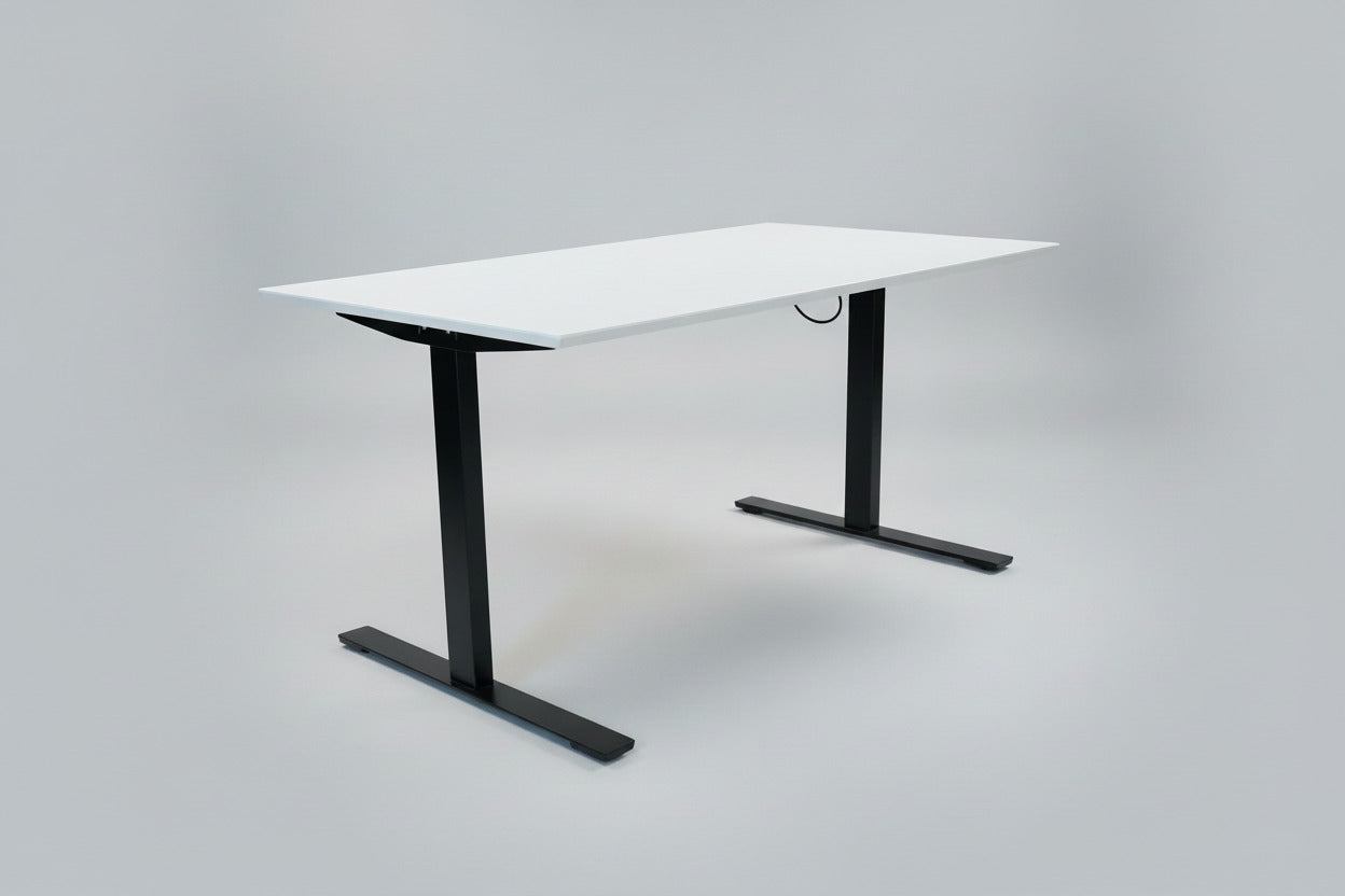 Dencon hæve-sænkebord i hvid laminat 140x80 cm set skråt med sort stel og LINAK