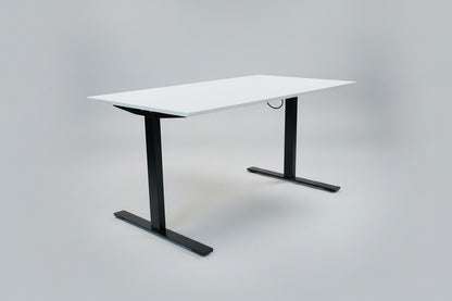 Dencon hæve-sænkebord i hvid laminat 140x80 cm set skråt med sort stel og LINAK