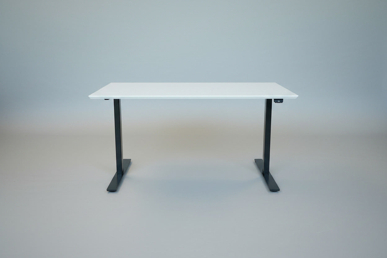 Dencon hæve-sænkebord 140x80 cm i hvid laminat set forfra til kontor