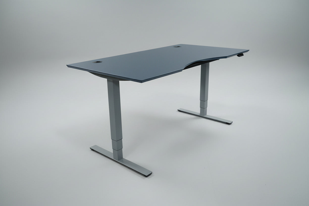 Dencon hæve-sænkebord i smokey blue linoleum med mavebue og gråt stel set forfra