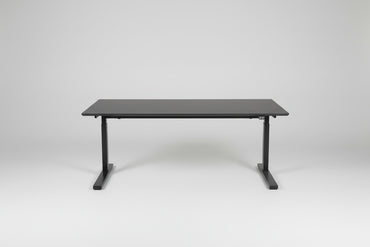 Dencon hæve-sænkebord i sort med Linak stel – set forfra.