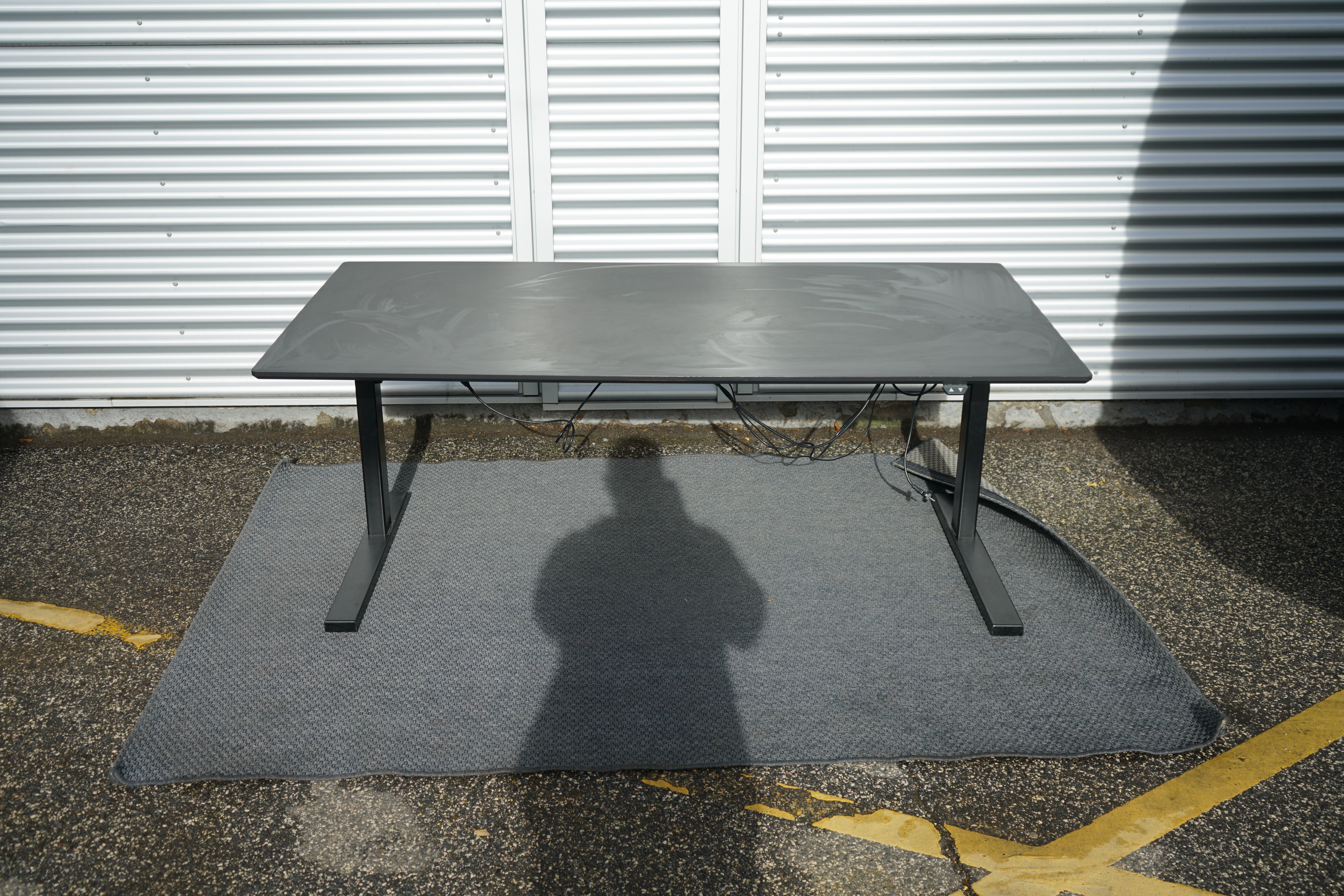 Dencon hæve-sænkebord i sort med Linak stel – set forfra.
