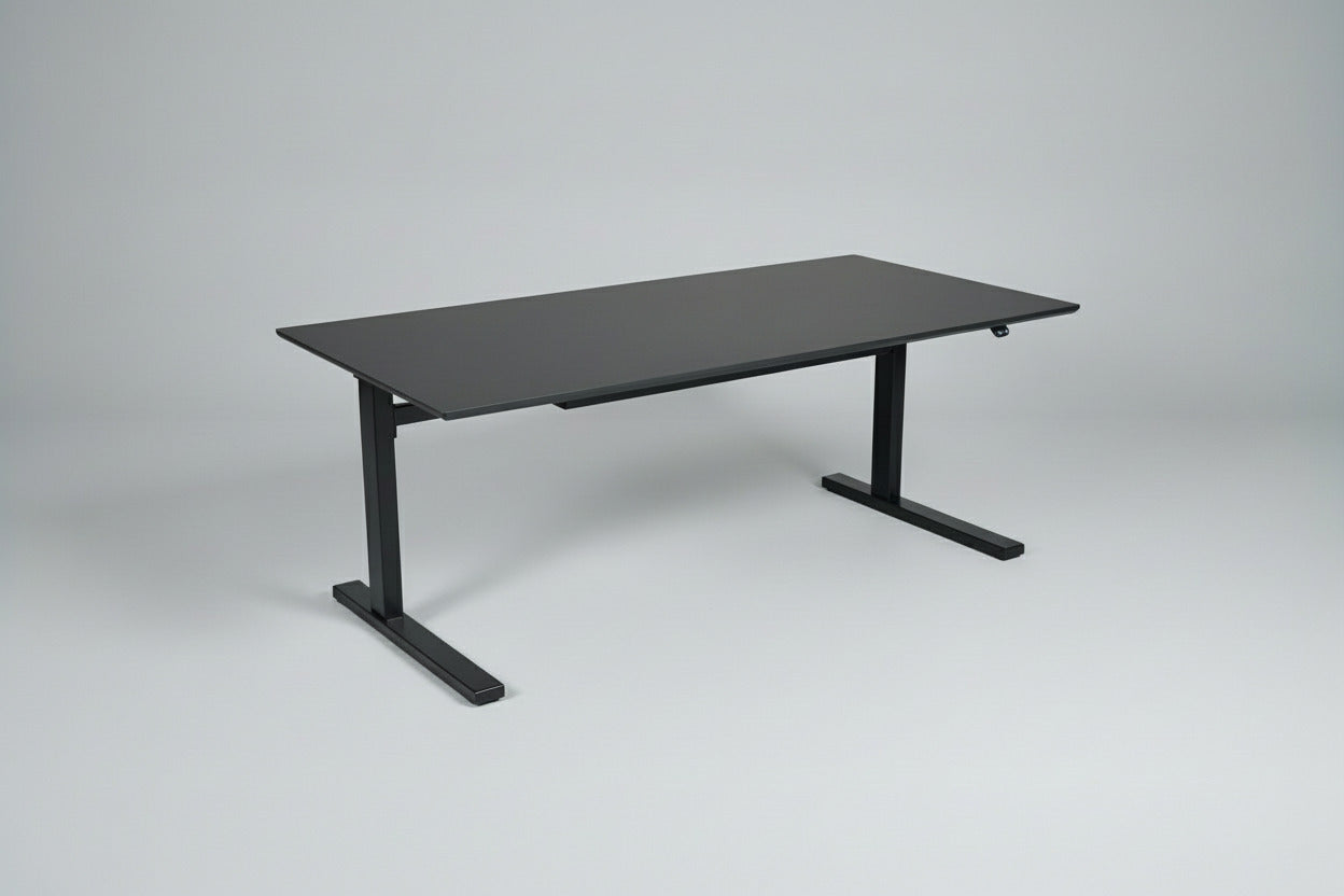 Ergonomisk Dencon skrivebord med sort bordplade og Linak stel – set fra skrå vinkel.