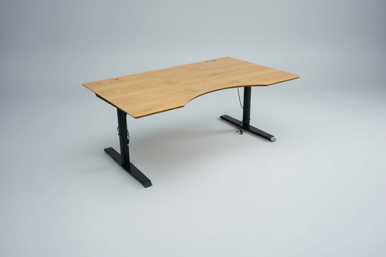 Dencon hæve-sænkebord valnød finér set fra skrå vinkel – moderne kontorbord med mavebue