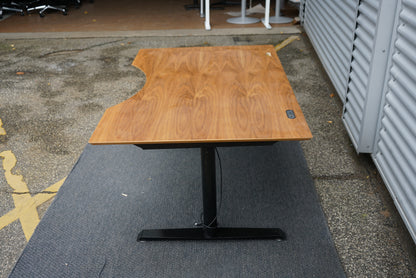 Dencon skrivebord i valnød finér med mavebue og kabelgennemføring – 160x90 cm