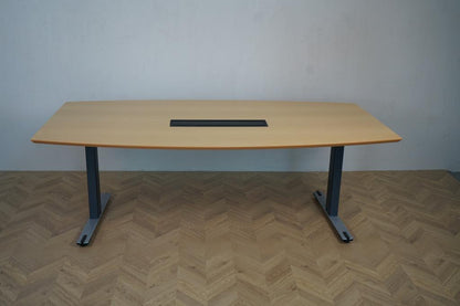 Tøndeformet Dencon mødebord 210x110 cm i bøg – set forfra med plads til 6–10 personer