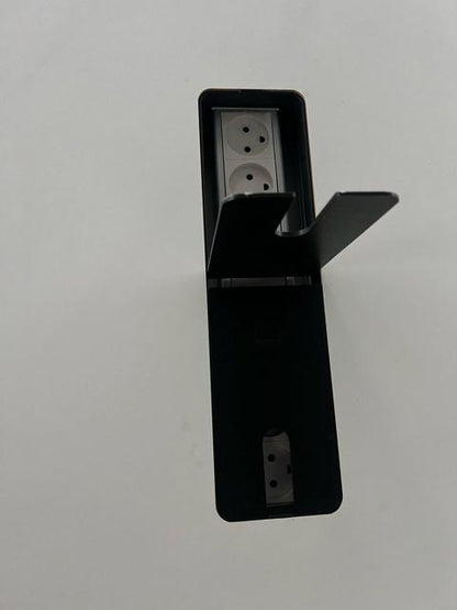 Detalje af oplukkelig kabelgennemføring med stikkontakter på Dencon mødebord – elegant løsning til ledningsstyring.