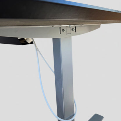 Dencon konferencebord set nedefra med kabelbakke og robust understel