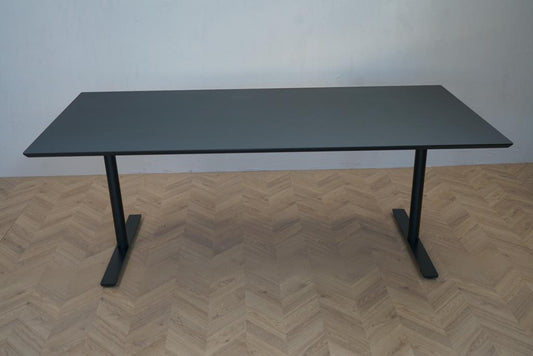 Frontvisning af Dencon konferencebord med sort linoleumsbordplade og stel, 200x100 cm – tidløst og funktionelt design.