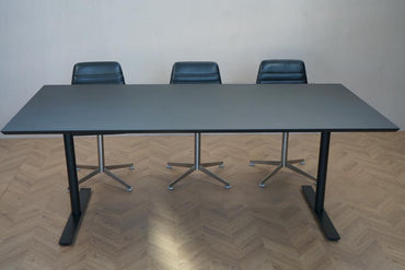 Ovenfra billede af Dencon konferencebord i sort med rektangulær bordplade, 200x100 cm – perfekt til mødelokale og kantine.
