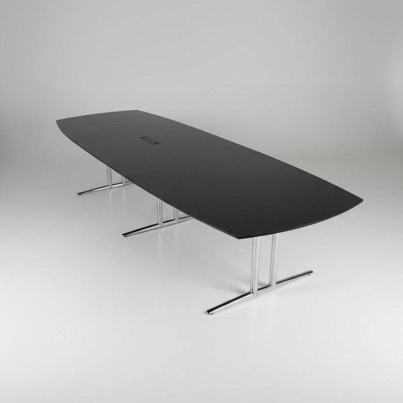 Dencon konferencebord i sort laminat med krom stel og tøndeformet design – frontvisning