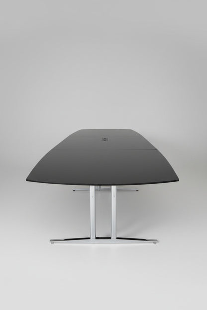 Dencon konferencebord i sort laminat med krom stel og affaset kant – sidevisning