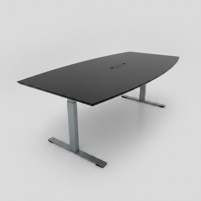 Dencon konferencebord i sort linoleum 205x110 cm med tøndeform, kabelgennemføring og affaset kant – frontvisning