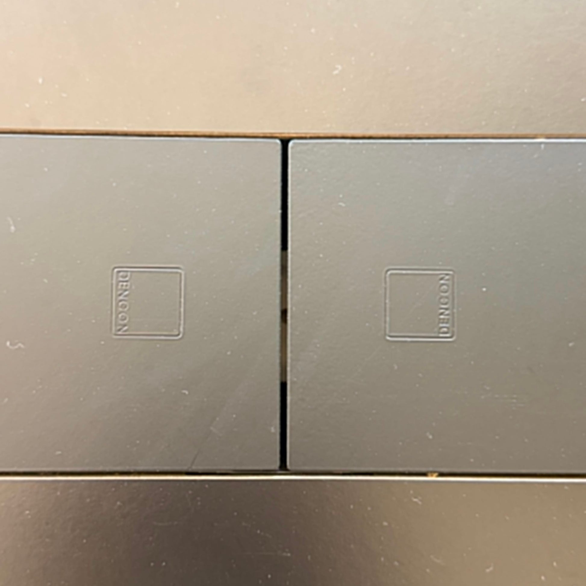Close up af Dencon konferencebord med sort linoleum, affaset kant og eksklusiv finish