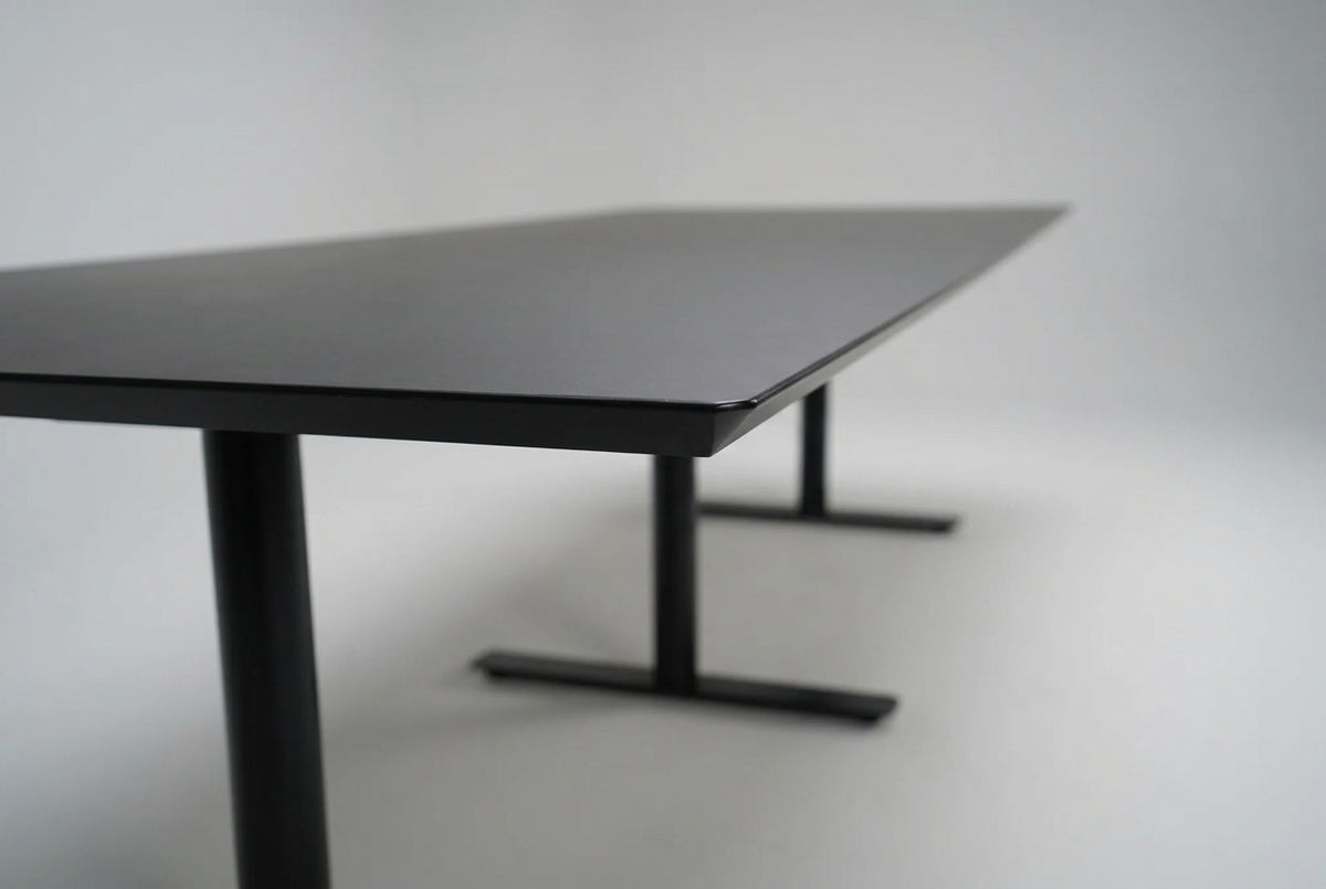 Nærbillede af Dencon konferencebord med sort linoleumsbordplade og elegant affaset kant.