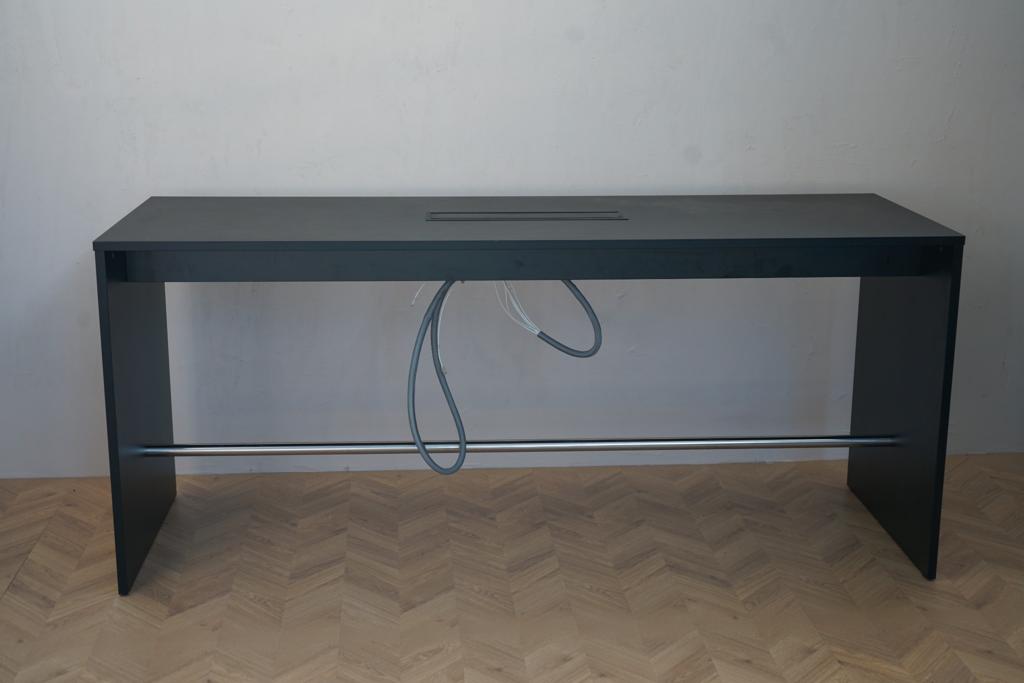 Dencon luksus højbord i sort nanolaminat med kabelgennemføring – set forfra