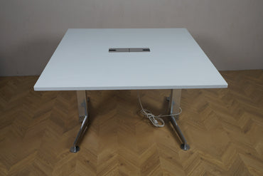 Dencon mødebord i hvid 120x120 cm med kabelgennemføring set forfra