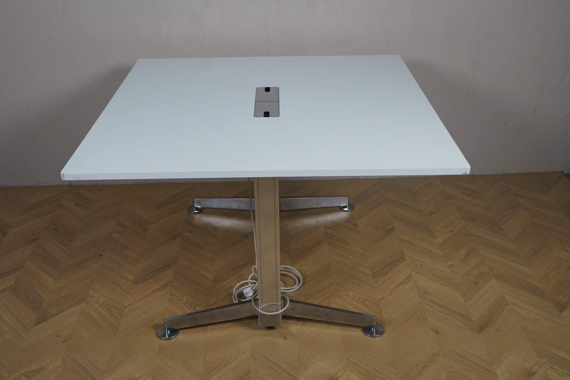 Dencon mødebord i hvid 120x120 cm set fra siden med krom stel