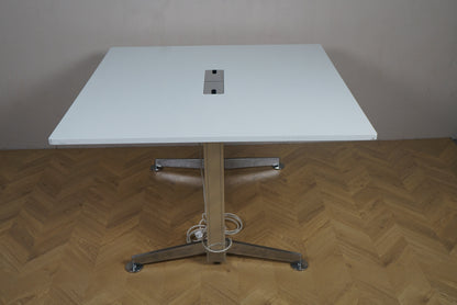 Dencon mødebord i hvid 120x120 cm set fra siden med krom stel