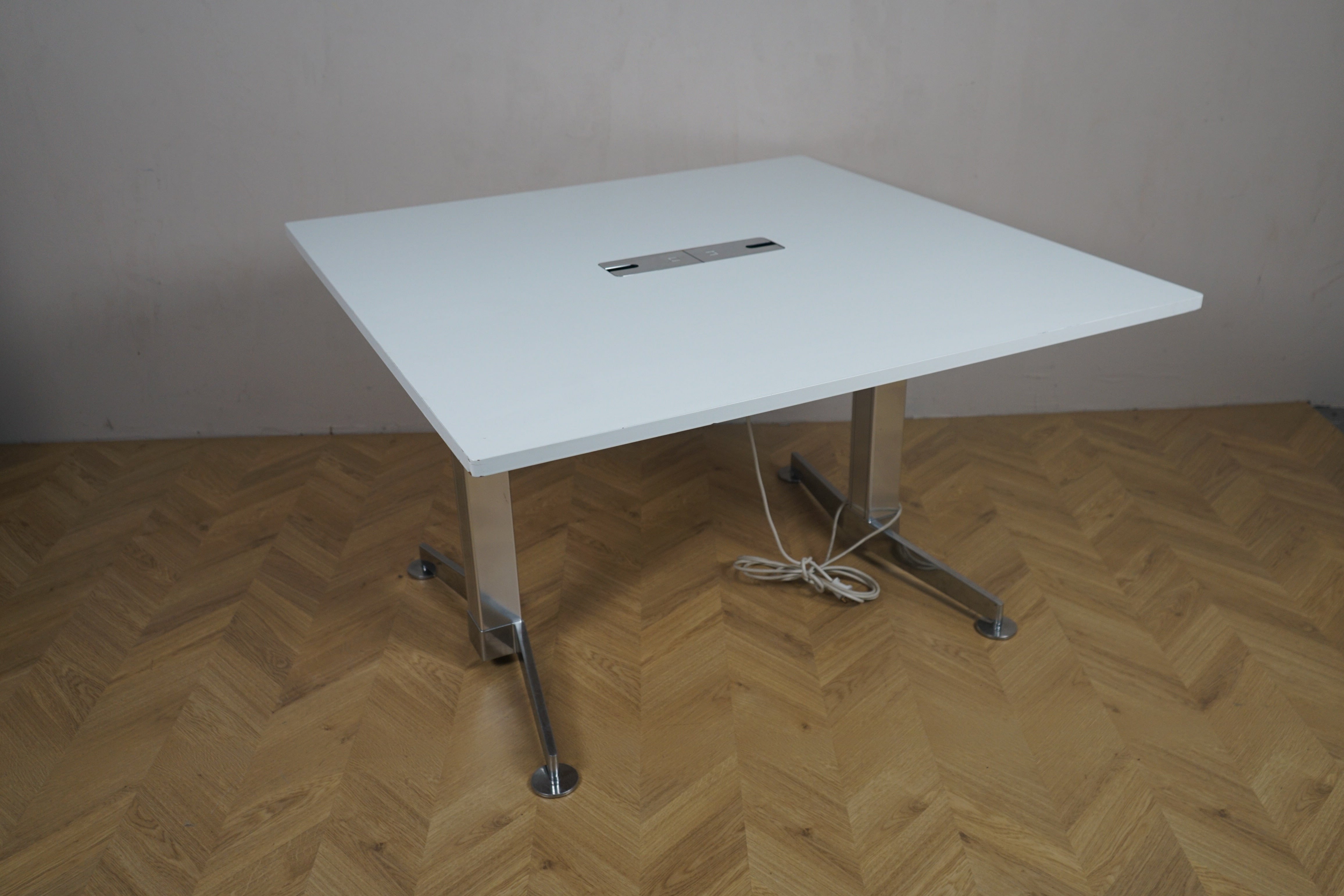 Dencon mødebord i hvid 120x120 cm med krom stel set fra skrå vinkel
