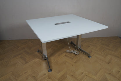 Dencon mødebord i hvid 120x120 cm med krom stel set fra skrå vinkel