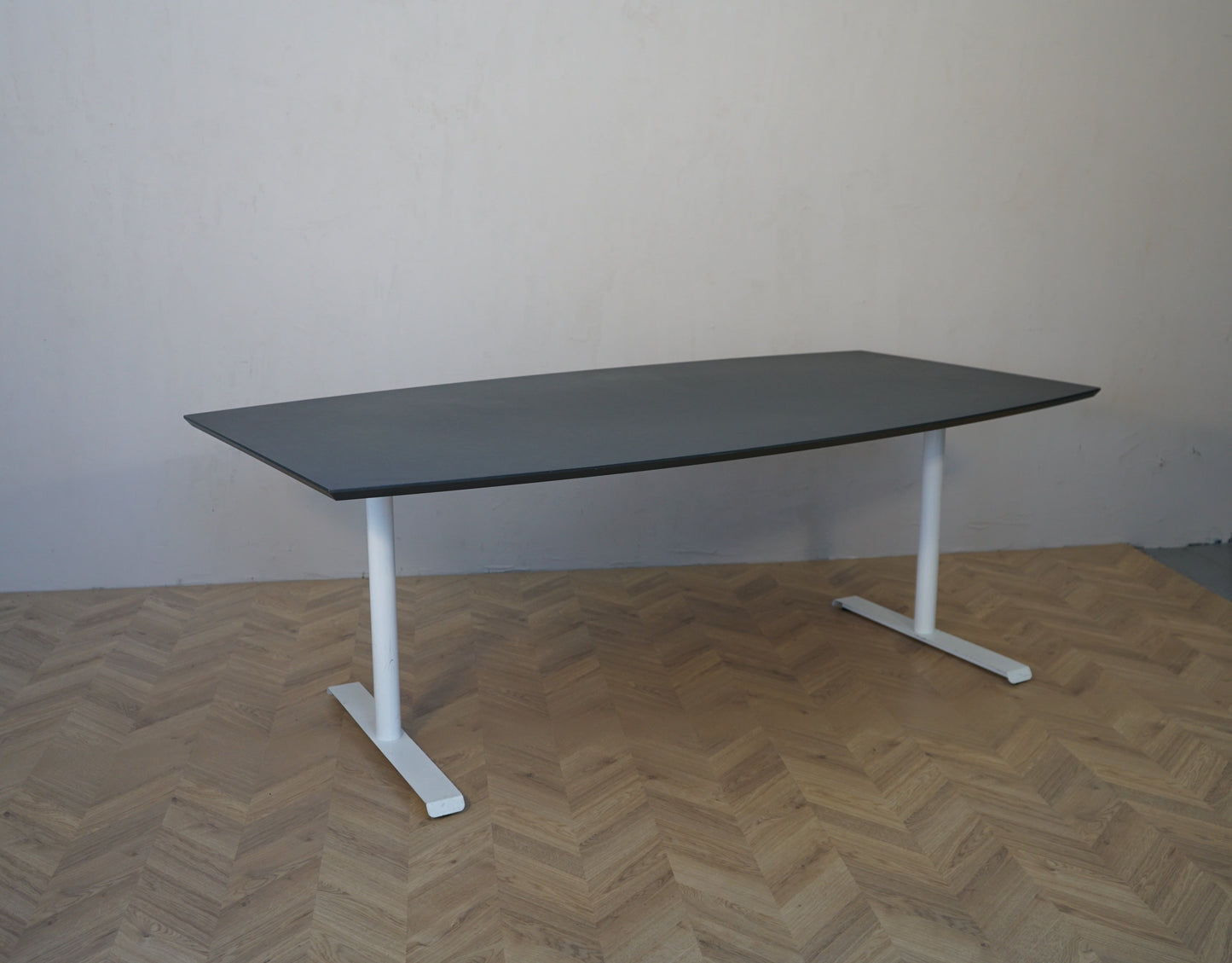 Dencon mødebord 205x110 cm sort linoleum tøndeformet med hvidt stel set forfra