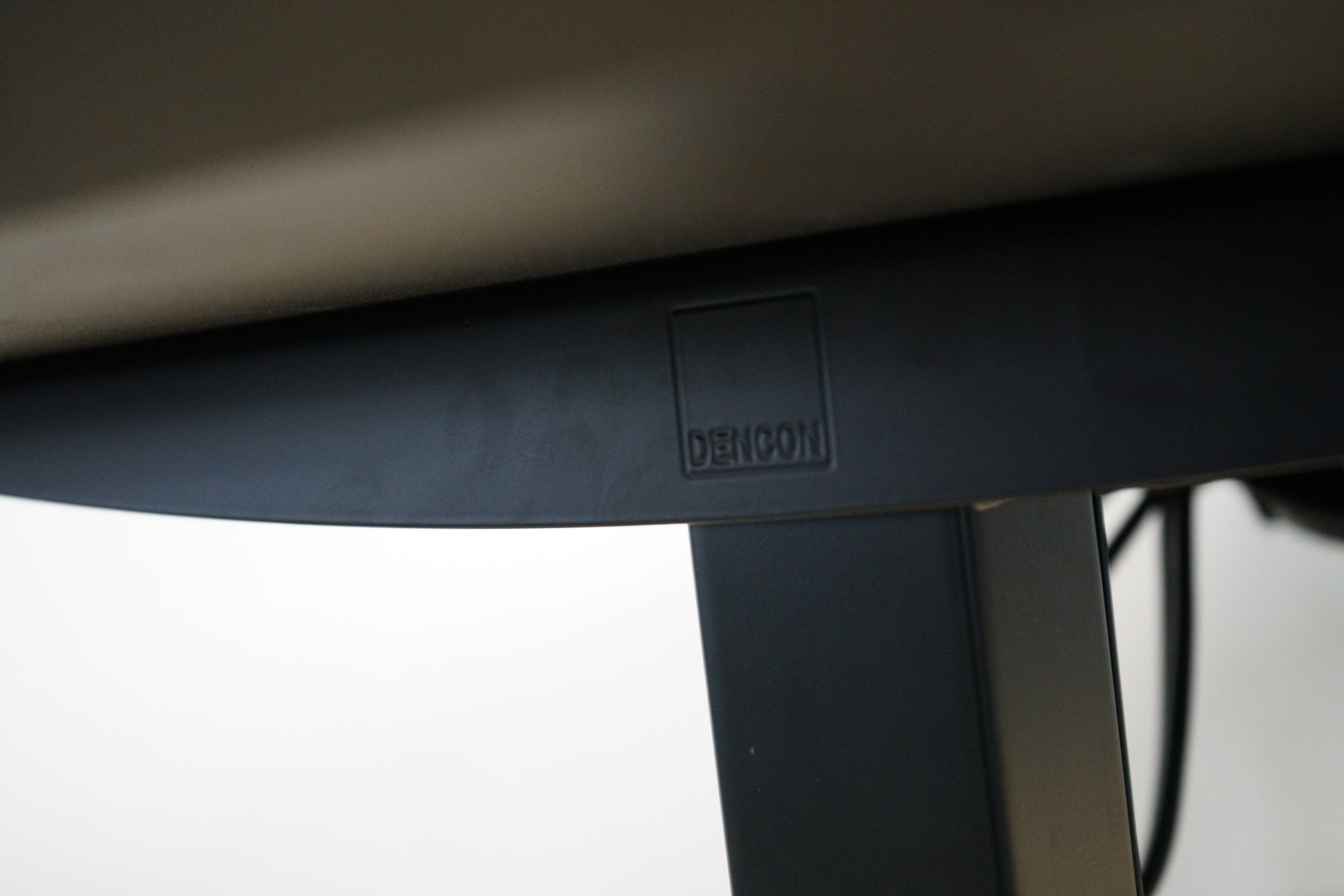 Dencon logo – dansk producent af kontormøbler