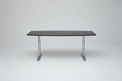 Dencon mødebord 200x110 cm med sort linoleumsbordplade i tøndeform set forfra.