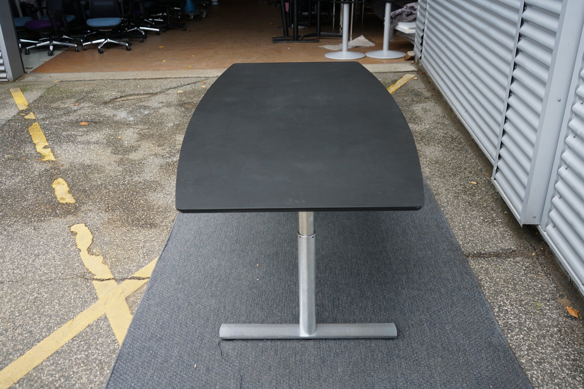 Dencon mødebord 200x110 cm med sort linoleumsbordplade set fra siden.