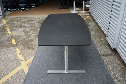 Dencon mødebord 200x110 cm med sort linoleumsbordplade set fra siden.