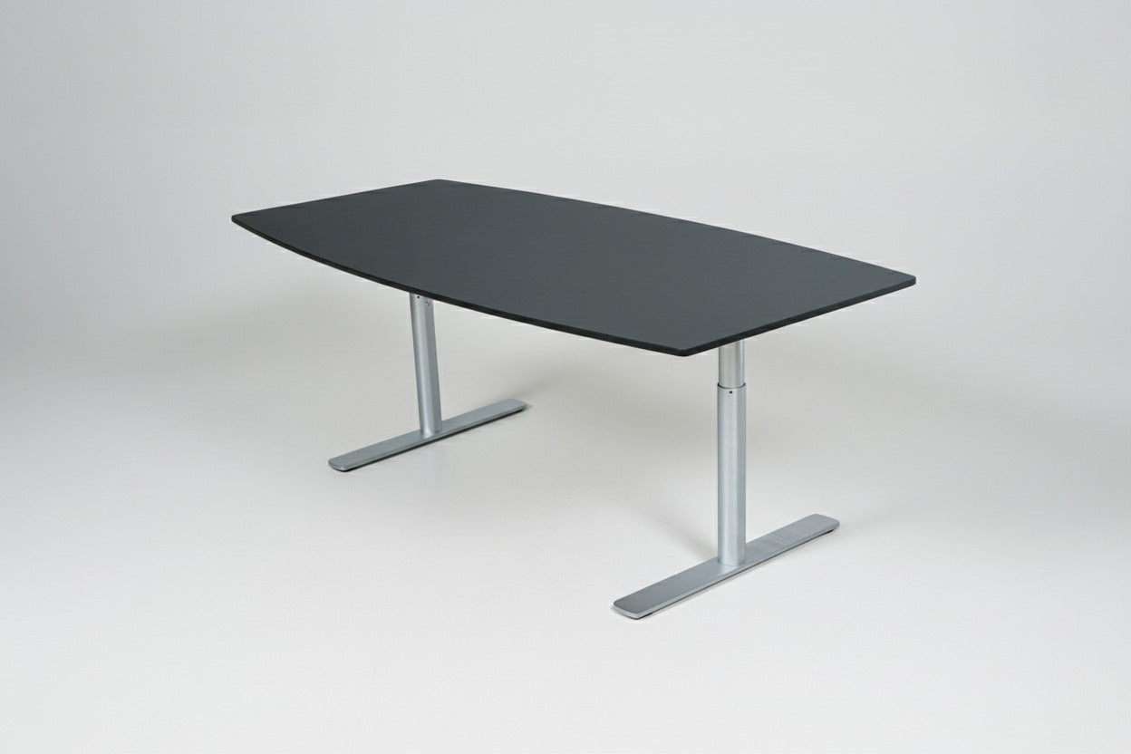 Dencon tøndeformet mødebord 200x110 cm i sort linoleum fotograferet fra skrå vinkel.