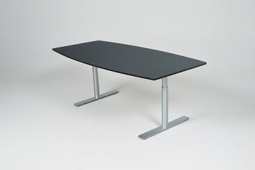 Dencon tøndeformet mødebord 200x110 cm i sort linoleum fotograferet fra skrå vinkel.